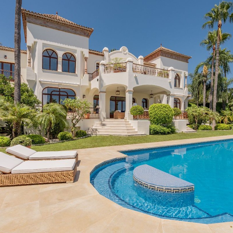 Elegancka willa w śródziemnomorskim stylu w prestiżowej urbanizacji